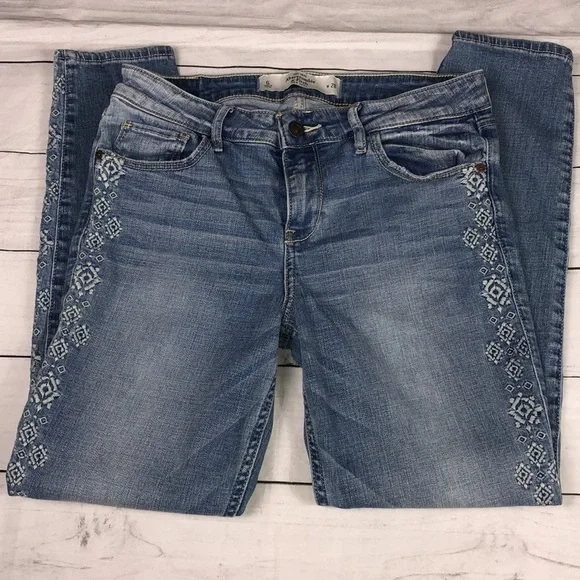Abercrombie & Fitch Blue Jeans Embroidered Size 28 - Picture 1 of 10